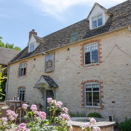 Отель The Harcourt Arms Stanton Harcourt Экстерьер фото The former school house
