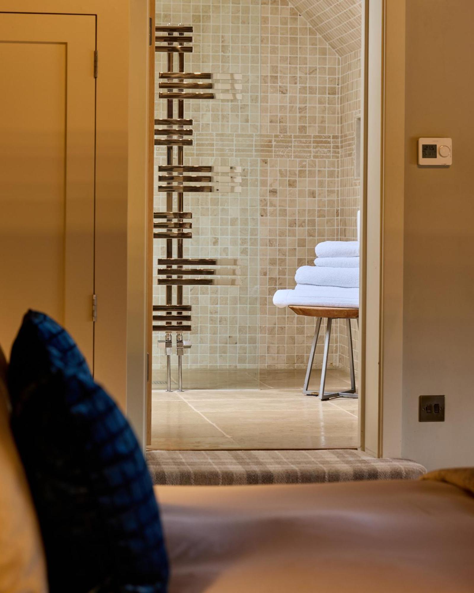 Отель The Harcourt Arms Stanton Harcourt Экстерьер фото A wet room at The River Lee Hotel, Hertfordshire, England
