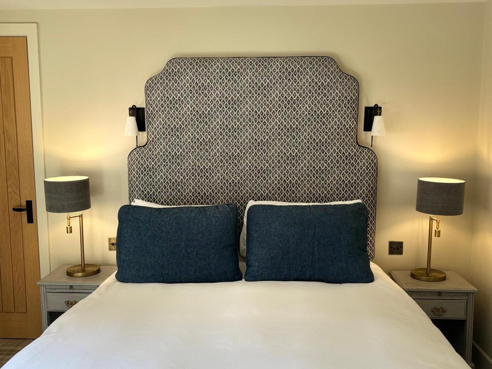Отель The Harcourt Arms Stanton Harcourt Экстерьер фото A bedroom at The Old Vicarage